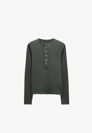 Ciemnozielona koszula z długim rękawem, zapinana na guziki, o żebrowanej teksturze, okrągłym dekolcie i pięciu guzikach z przodu.