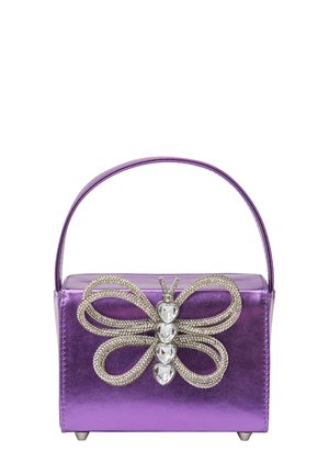 Paarse metalen handtas met een gestructureerde rechthoekige vorm. Bevat een decoratieve zilveren vlinderaccent met rhinestones. Inclusief een kleine handgreep.