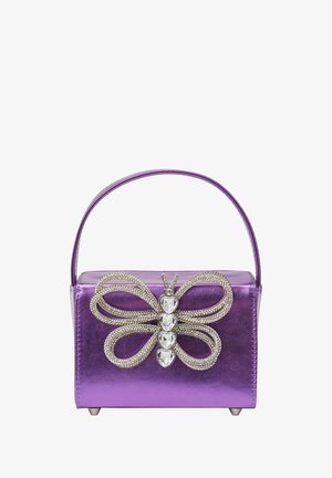 Borsa a tracolla metallica viola con forma rettangolare strutturata. Presenta un accento decorativo a forma di farfalla argentata con strass. Include un manico piccolo.