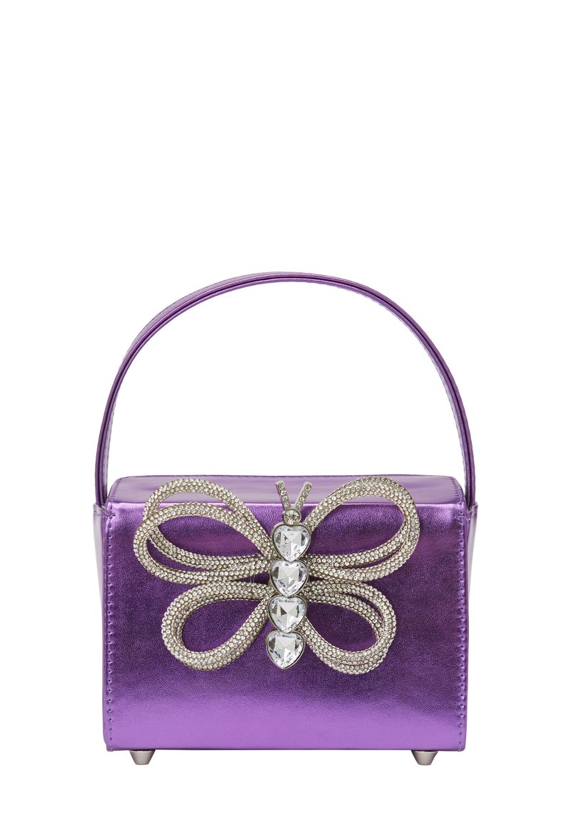 Borsa a tracolla metallica viola con forma rettangolare strutturata. Presenta un accento decorativo a forma di farfalla argentata con strass. Include un manico piccolo.