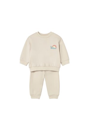 Set beige per bambino con felpa e pantaloni, con una piccola lumaca colorata e un motivo arcobaleno nella parte superiore sinistra della felpa.