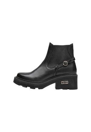 Stivaletto nero in pelle con tacco chunky, pannello elastico laterale, cinturino decorativo con fibbia e dettaglio metallico con marchio sul tallone.