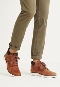 Timberland - BRADSTREET CHUKKA - Casual lace-ups - cognac Thumbnail Image 1