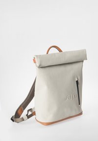 Hellgrauer Rolltop-Rucksack mit glatter Textur, Reißverschlussfach, braunen Lederakzenten und verstellbaren grauen Trägern.