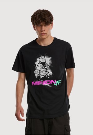 Sort bomuld T-shirt med et grafisk motiv af flere minions og teksten "MINION LYF" i lys pink og blågrøn. Korte ærmer, rund halsudskæring.