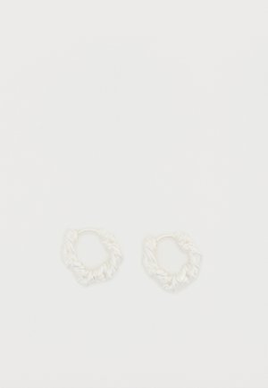 Boucles d'oreilles créoles blanches avec une texture froissée. Fabriquées en matériau métallique, elles présentent un design torsadé et une finition lisse.