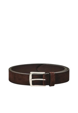Ceinture en cuir suédé marron foncé avec boucle rectangulaire en métal argenté, enroulée en cercle sur un fond blanc.