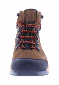 Braune Wildleder-Wanderstiefel mit einer schwarzen Mesh-Zunge, orangefarbenen und schwarzen Schnürsenkeln sowie einer blauen Gummisohle. Ausgestattet mit Kunststoffbeschlägen für eine sichere Schnürung.