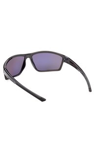 Occhiali da sole con montatura nera elegante e lenti rettangolari di color viola, leggermente curvati, mostrati da dietro su uno sfondo bianco.