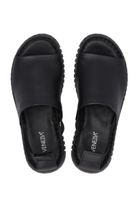 Zwarte leren slider sandalen met een glad bovenwerk, open teen ontwerp en een getextureerde rubberen zool met gemodelleerde loop voor grip.