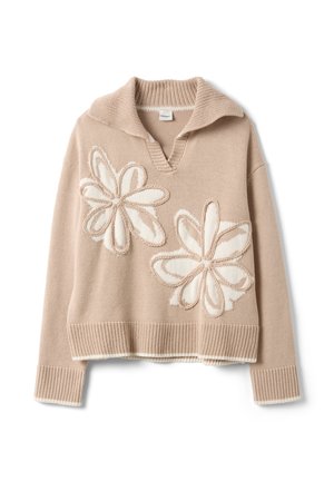Maglione beige lavorato a maglia con collo ampio, scollo a V, polsini e orlo a coste, con due grandi motivi floreali bianchi sul davanti.