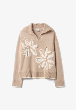 Beiger Strickpullover mit weitem Kragen, V-Ausschnitt, gerippten Bündchen und Saum, mit zwei großen weißen Blumenmotiven auf der Vorderseite.