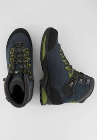 Scarponi da trekking con tomaia blu scuro, dettagli verdi e punta in gomma nera. Presentano occhielli metallici e un colletto testurizzato e imbottito.