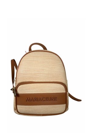 Piccolo zaino beige intrecciato con rifiniture marroni e tasca frontale, con la scritta "MARIACELINE" in rilievo sulla fascia in pelle marrone della tasca.