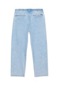 Pantalon en denim bleu clair avec ceinture élastique et deux poches passepoilées à l'arrière, vue de dos sur fond blanc.