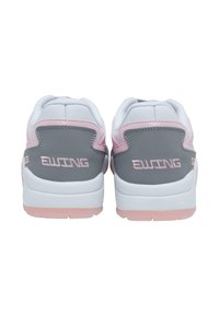 Hallid ja valged tossud roosade detailidega, mille ülaosa on sile nahk ja tekstiil, polsterdatud krae ning tekstuuriga tald.