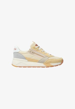 Baskets beiges et grises avec lacets blancs, détail zippé, semelle texturée et languette de talon blanche avec texte rouge sur fond blanc.