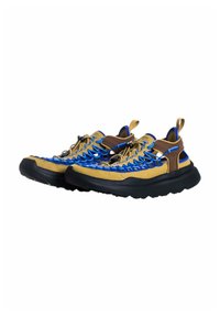 Zapatillas de senderismo azul y dorado con diseño de malla, detalles en marrón, suela negra y cordones ajustables. Presentan pestañas para facilitar la puesta.