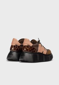 Sneaker marroni, rosa e neri con pelle strutturata e accenti a motivo rettile, dotati di una suola nera spessa e scanalata e lacci semplici.