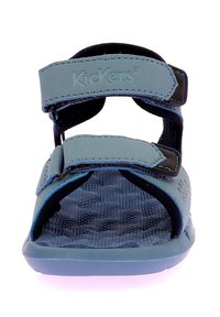 Sandalias ajustables en azul y marino con correas de Velcro, planta texturizada y acentos de patrón redondo en el lateral. Diseño ligero.