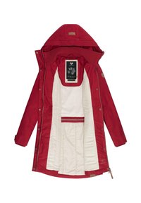 Giacca impermeabile rossa con cappuccio, chiusura con zip e bottoni automatici, fodera trapuntata beige e tasca interna con una striscia a contrasto.