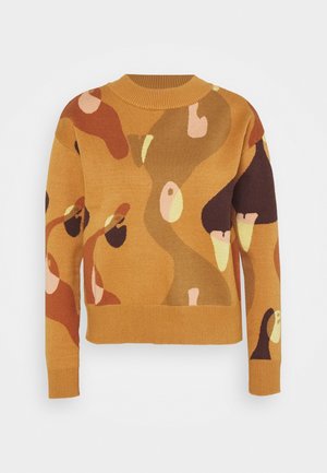 Maglione con collo rotondo in tonalità calde di senape, marrone e beige, caratterizzato da forme organiche astratte e polsini lunghi a coste e orlo a coste.