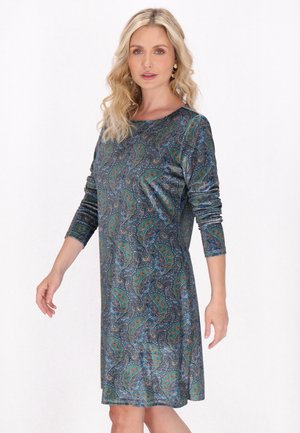 Rochie cu maneci lungi, în design paisley, de culoare albastru închis cu accente verzi și roșii, confecționată dintr-un material neted, având un decolteu rotund și o croială lejeră.