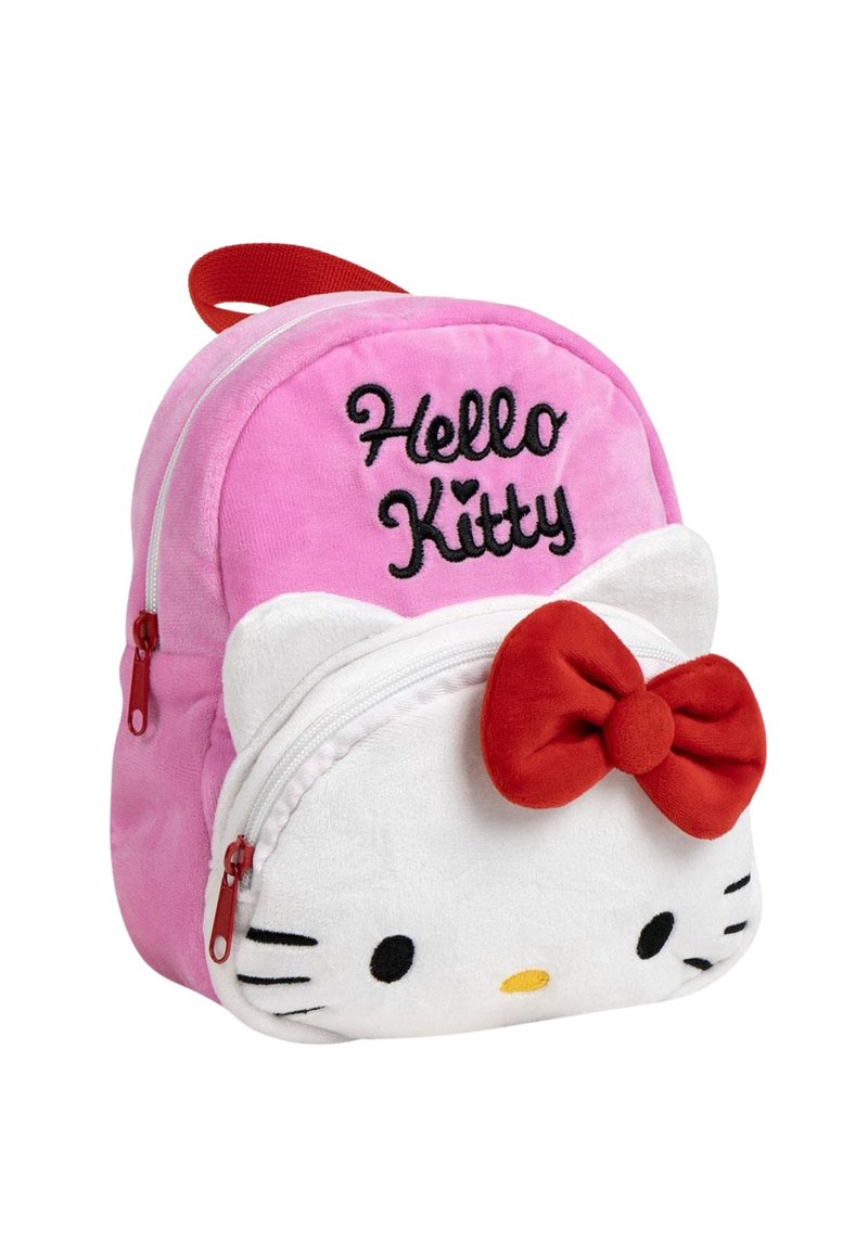 Sac à dos Hello Kitty en peluche rose avec logo brodé, devant blanc, nœud rouge et fermetures éclair. Présente une forme arrondie et une texture douce.