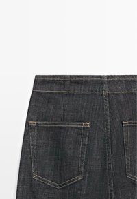 Ciemne dżinsowe szorty z dwiema tylnymi kieszeniami, widocznym przeszyciem w kontrastującym kolorze oraz prostym krojem pasa.