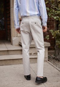 Next SLIM FIT - Chino hlače - light stone elasticated waist