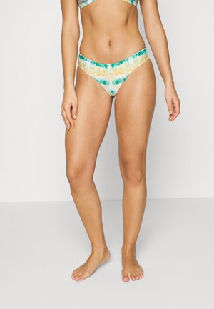 Conjunto de bikini com um padrão de tie-dye multicolorido em azul-teal, amarelo e branco. As partes de baixo têm um corte moderado e design sem costuras.