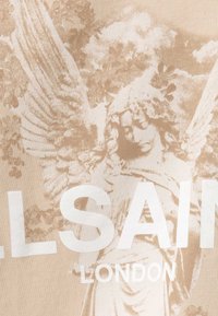 Beżowy t-shirt z wyblakłym anielskim wzorem, z wyraźnym białym napisem "ALLSAINTS LONDON" na dole, o miękkiej teksturze materiału.