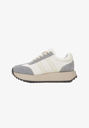 Weiße Ledersneaker mit grauen Wildlederakzenten, runder Zehenpartie, beiger Gummisohle und strukturierten Schnürsenkeln. Seitliche Streifen verleihen Detail.