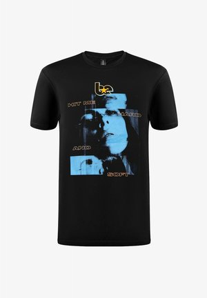 Schwarzes Baumwoll-T-Shirt mit einem grafischen Druck von blauen Gesichtern und dem Text „HIT ME HARD AND SOFT“ in Orange, Rundhalsausschnitt und kurzen Ärmeln.