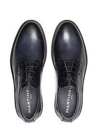 Chaussures en cuir bleu marine avec une finition lisse, surface polie, bout rond et design à lacets. Avec une semelle texturée et une semelle intérieure marquée.