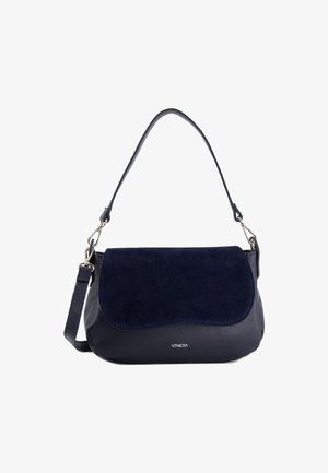 Sac navy en cuir texturé avec un rabat en suede lisse. Dispose d'une bandoulière amovible et de quincaillerie en métal.