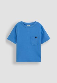 Mėlynas medvilninis marškinėliai su trumpomis rankovėmis ir krūtinės kišene, su mažo logotipo etiketė. Lygus paviršius ir klasikinis apvalus kaklo dizainas.