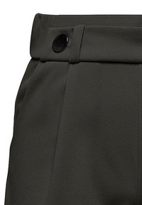 Pantaloni verdi scuri con una superficie liscia, caratterizzati da un dettaglio con bottone nero in vita e pieghe nette lungo la parte anteriore.