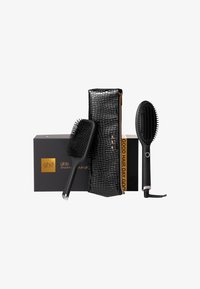 Zestaw szczotek wygładzających GHD Glide zawiera czarną szczotkę paddle, szczotkę owalną oraz teksturowaną czarną torebkę w węża krokodyla z złotymi akcentami.