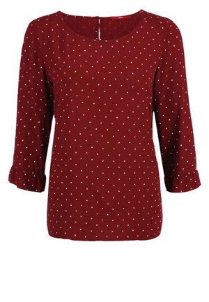 Blusa roja de manga larga con lunares blancos, escote redondo y puños con volantes en las mangas.