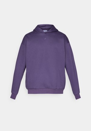 Sudadera con capucha morada, tejido suave, corte holgado, puños y dobladillo acanalados, pequeño detalle del logo en el pecho, diseñada para la comodidad y el uso casual.