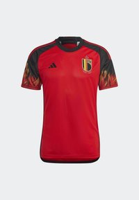 Camiseta deportiva roja con detalles en negro y patrones en llamas en las mangas. Presenta un escudo bordado de la selección nacional de Bélgica y el logo de Adidas.