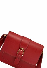Sac à épaule en cuir rouge avec une finition texturée, doté d'une fermeture à boucle dorée et de surpiqûres blanches. Forme rectangulaire compacte.
