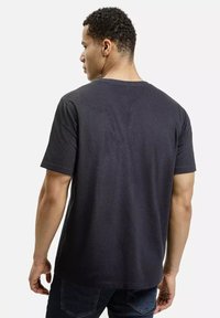 Czarna szara koszulka z krótkim rękawem wykonana z bawełny, z klasycznym okrągłym dekoltem i gładką fakturą, o luźnym kroju.