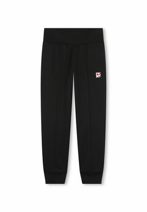 Pantalones de chándal negros con una cinturilla acanalada, piernas estrechas, costuras laterales y un pequeño logo de DKNY en rojo y blanco en el muslo izquierdo.
