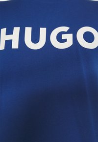 HUGO DULIVIO - Nyomott mintás póló - medium blue