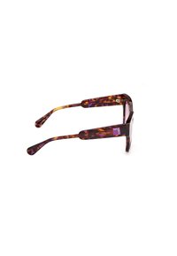 Gafas de sol de carey con un marco grueso, presentando tonos morados y ámbar, diseño elegante y brazos delgados. Acentuadas con detalles del logo.