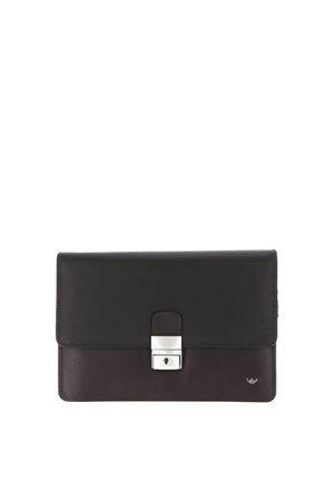Dunkelbraune Leder-Clutch mit einem silbernen, quadratischen Verschluss mittig auf der Klappe und einem kleinen Logo in der unteren rechten Ecke.