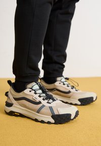 Unselected, peyote/black