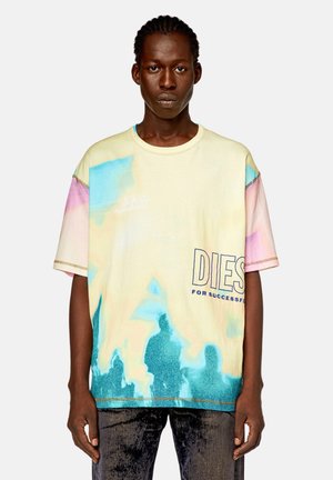 Camiseta de gran tamaño en colores pastel con efecto tie-dye, con mangas cortas, cuello redondeado y una audaz impresión gráfica "DIES" en la parte delantera.